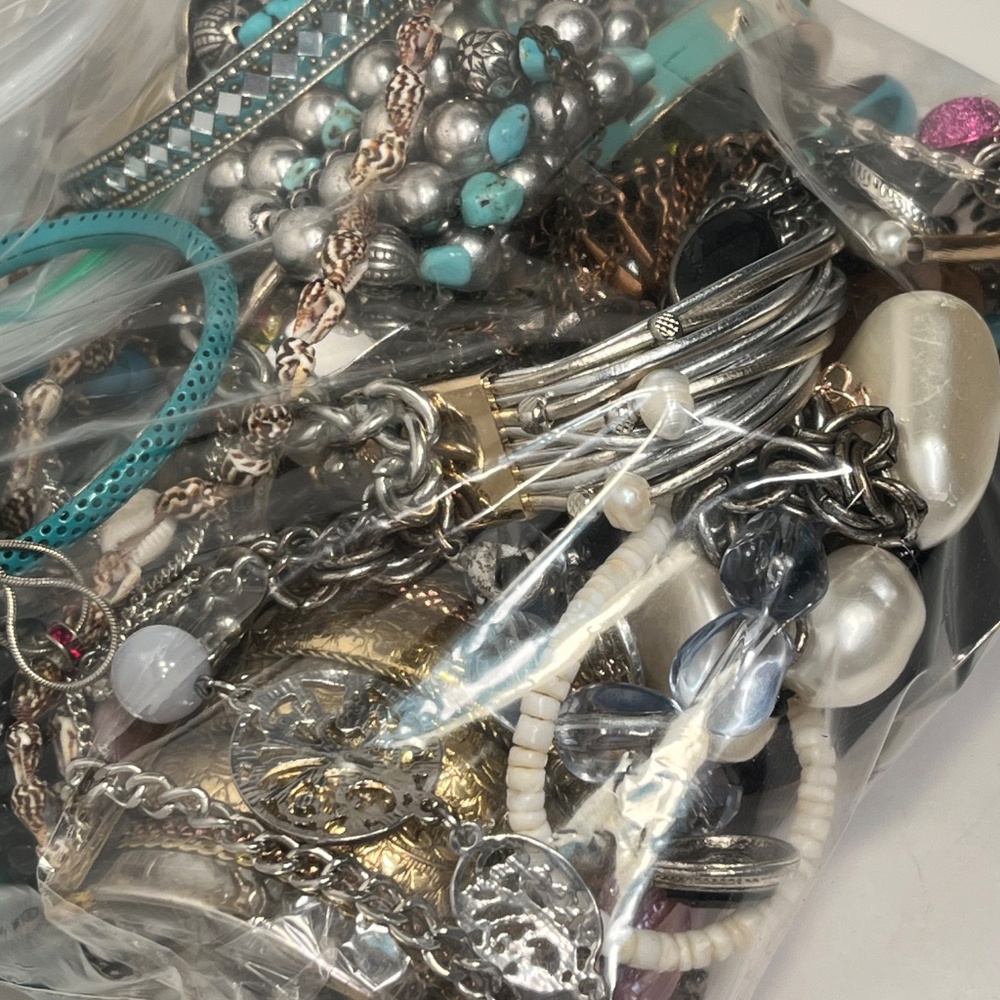 Vintage to Modern Jewelry Lot All Wearable, Resell -No Junk- 4 pounds - See Pics - Picture 6 of 9